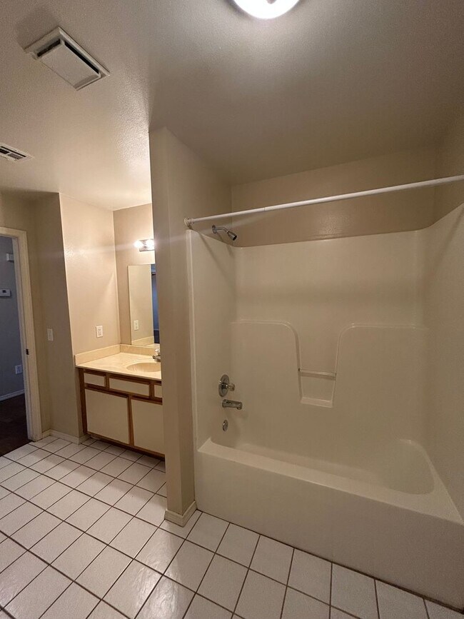 Building Photo - 1403 Camellia Dr