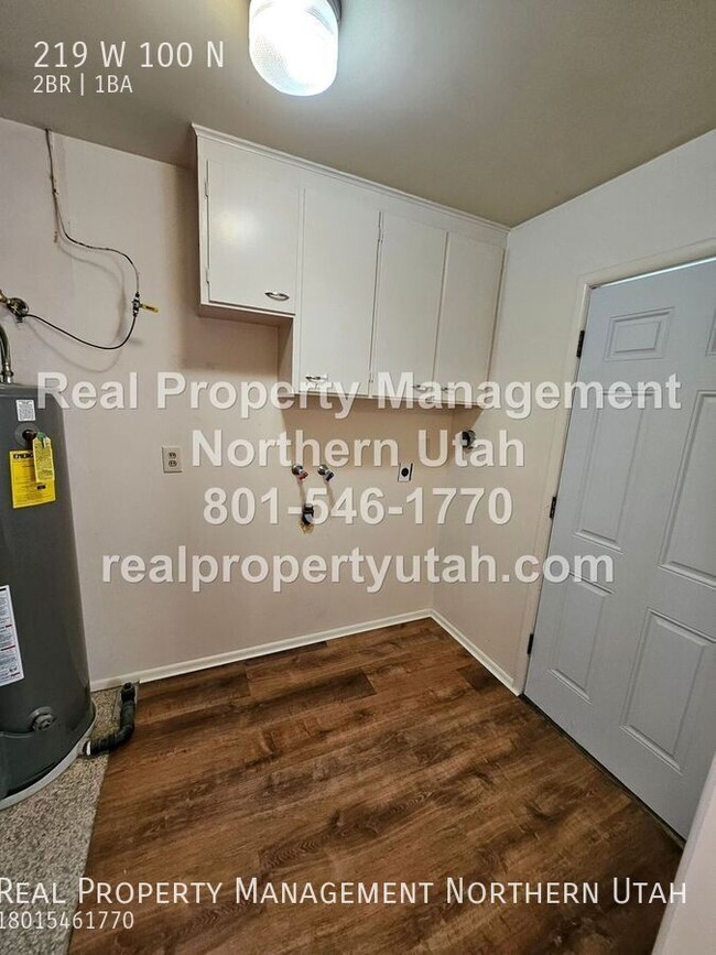 Building Photo - 2 Bedroom 1 Bath Upstairs Apartment in Bri...