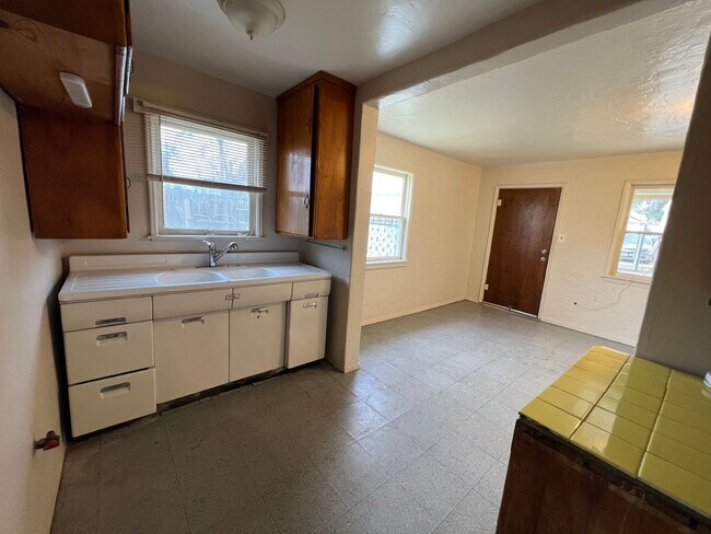 Building Photo - 411 Ray St