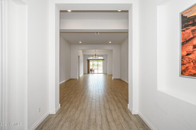 Building Photo - 941 E Lowell Ave