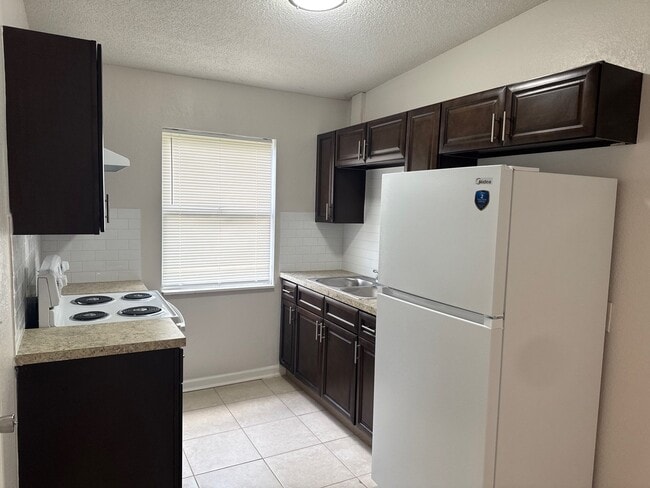 Building Photo - 1204 Carthage Dr