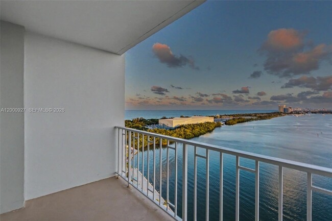 Building Photo - 500 Bayview Dr
