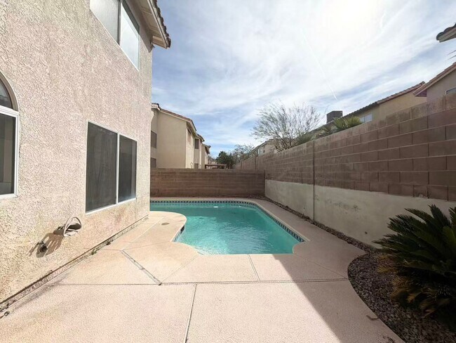 Building Photo - Beautifully renovated and move-in ready home located in the heart of Green Valley