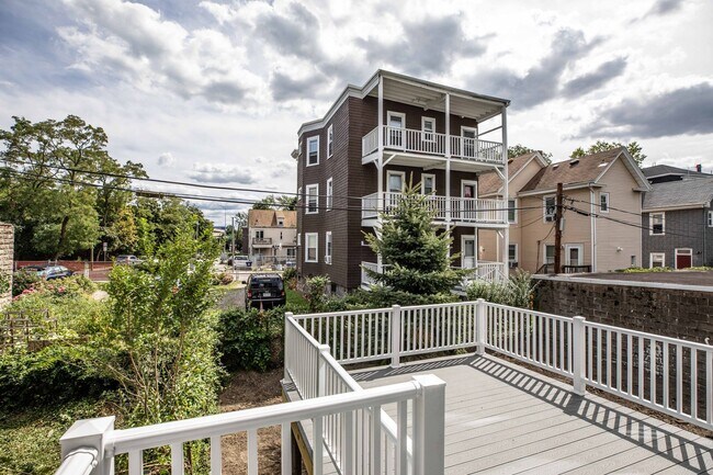 Building Photo - Huge 5 Bed each with their own Bathroom!