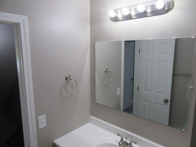 Building Photo - 2912 Sequoia Ave