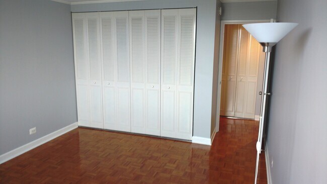 Building Photo - 225 S Rohlwing Rd