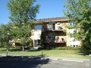 Building Photo - Top Floor Two Bedroom! Great Cental Location