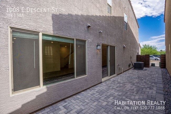 Building Photo - 1008 E Descent St