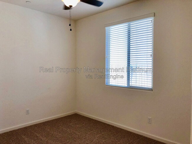 Building Photo - 3031 N Schneider Ave