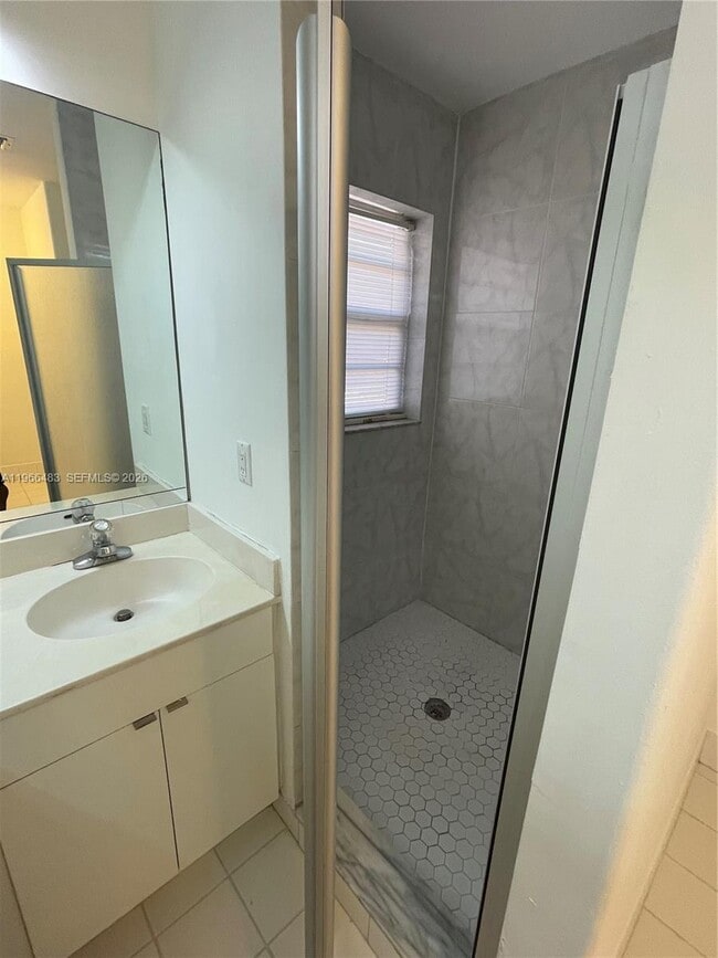 Building Photo - 703 NE 195th St