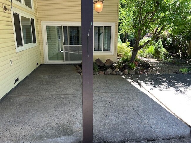 Building Photo - Charming 3bed/2.5Bath  Bennett Valley Home...
