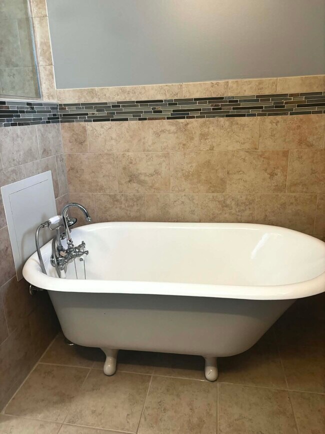 Building Photo - 339 Thole St