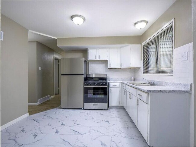 Building Photo - Welcome to 8264 Morganford!