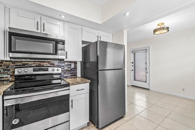 Building Photo - 641 Normandy Ln