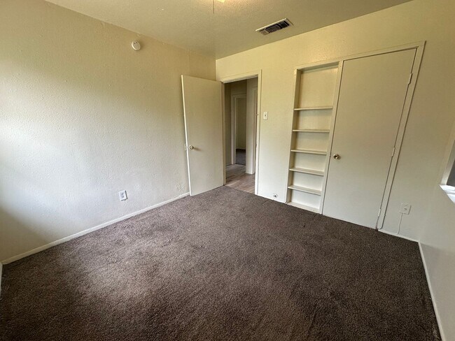 Building Photo - 1106 La Porte Dr