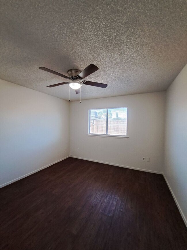 Building Photo - Central Unified District 3-bedroom 2-bathr...