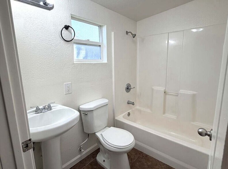 Building Photo - 2129 Winafred St