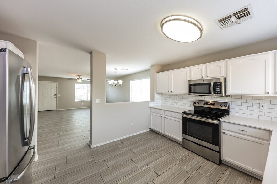Building Photo - 9246 N 86th Ave