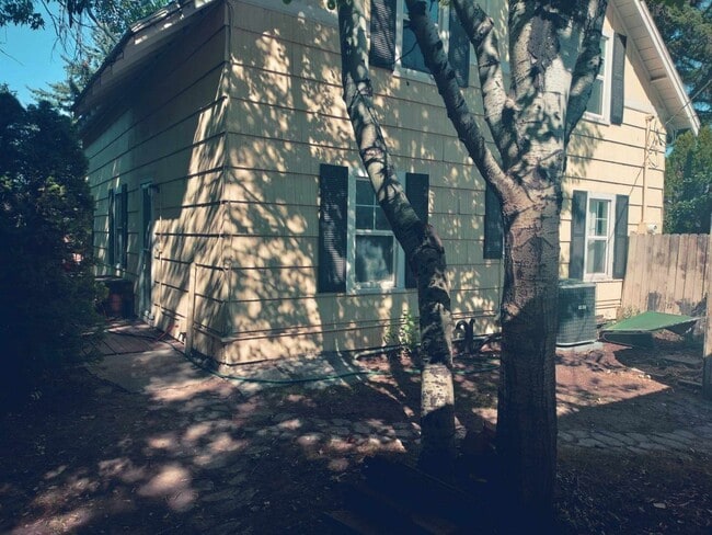 Building Photo - Charming 5 Bed, 2 bath home in the heart o...