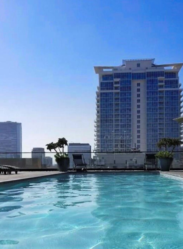 Rooftop Pool - 849 S Broadway