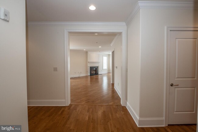 Primary Photo - 5303 Parkview Dr