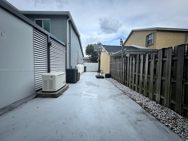 Building Photo - 9368 SW 146th Pl