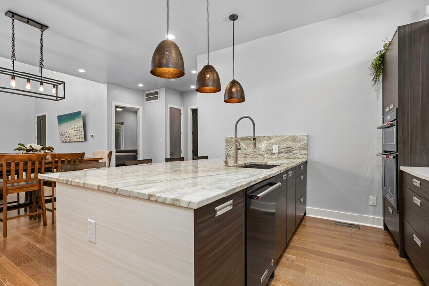 Building Photo - 326 Clay