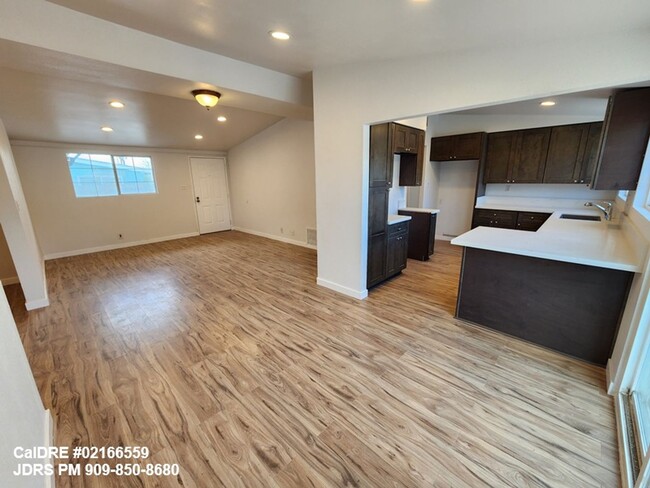 Building Photo - Rialto 5 Bedroom Home