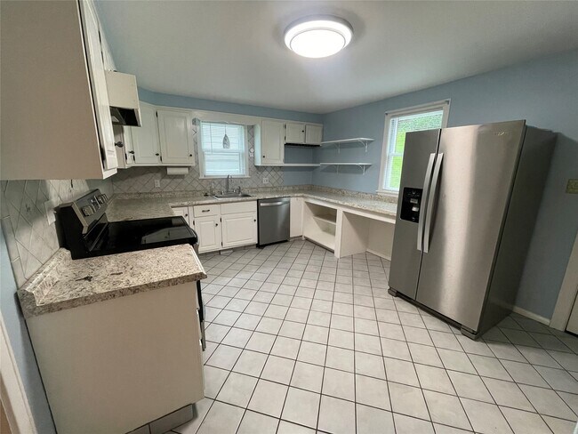 Building Photo - 412 Lyndale Dr