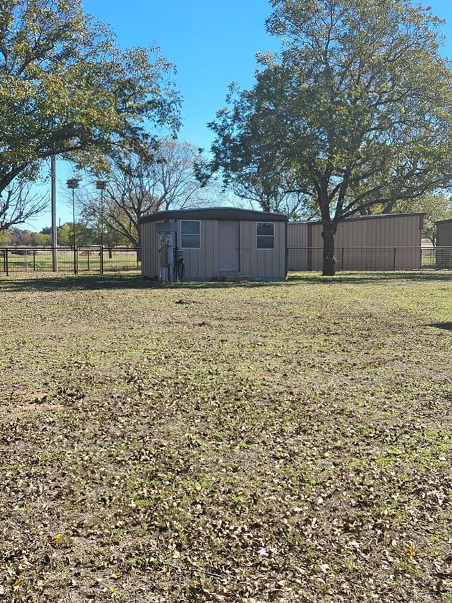 Building Photo - FOR LEASE!! Country Living