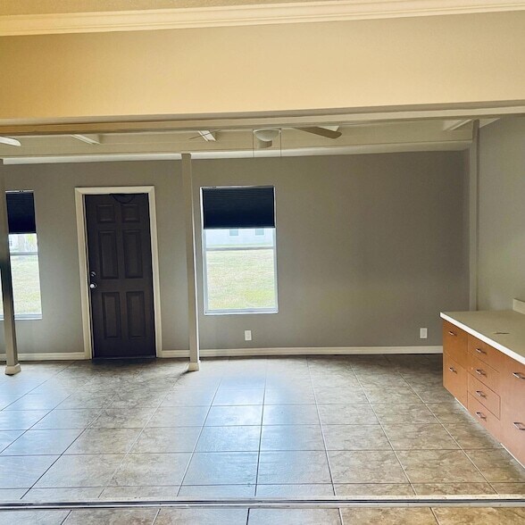 Building Photo - 530 SW Prima Vista Blvd