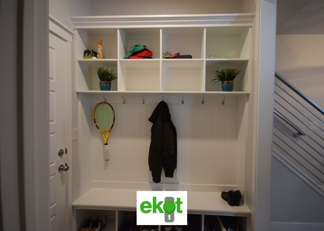 Building Photo - Spacious Townhome Near Shopping! 3 BD 2.5 BTH