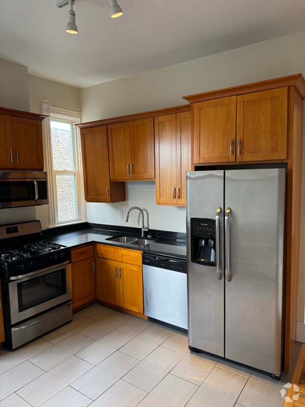 Building Photo - 1456 N Maplewood Ave