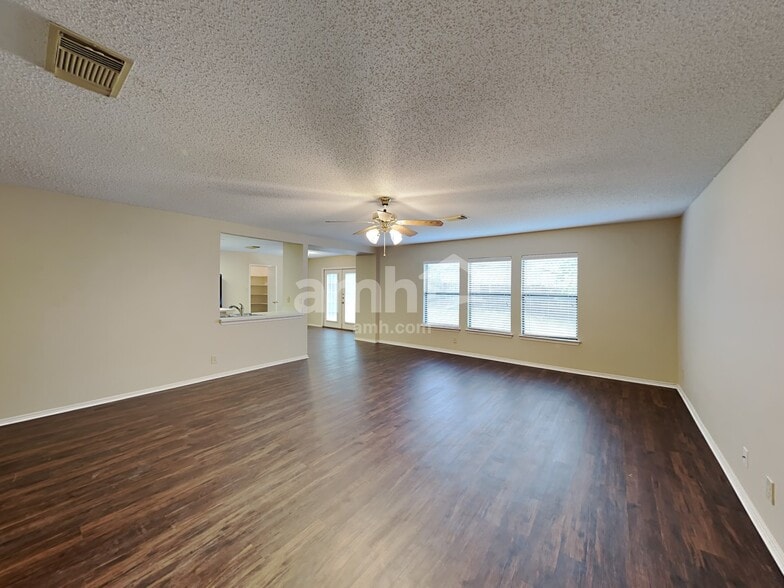Building Photo - 2231 Creekside Bend