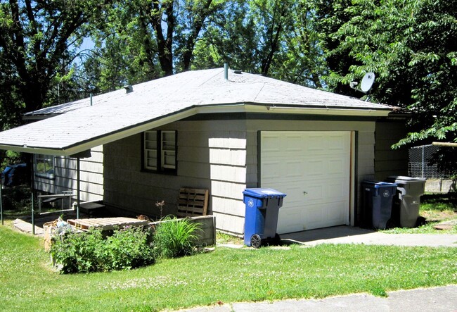 Building Photo - 3 Bed, 1 Bath House in Downtown Coeur d'Alene