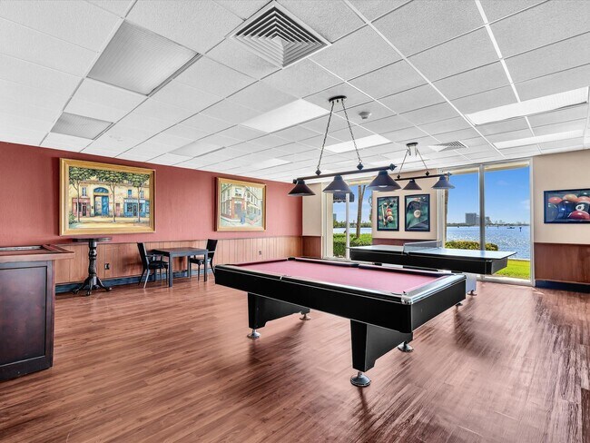 Building Photo - 500 Bayview Dr