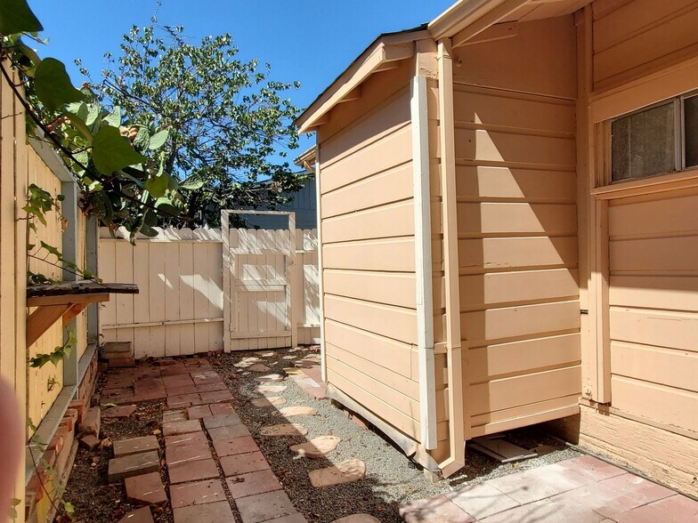 Building Photo - 324-342 S Buena Vista Ave