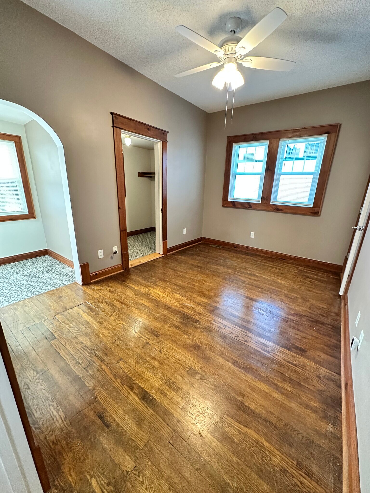 Building Photo - 923 E Hillcrest Dr