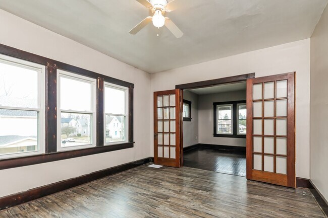 Building Photo - 327-329-329 N Shaffer St