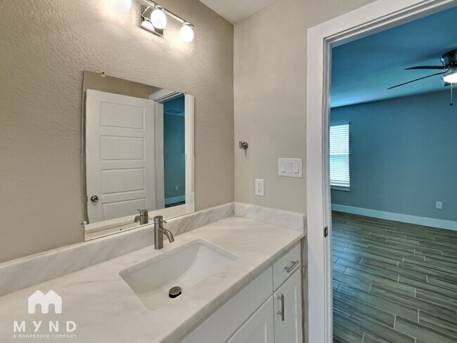 Building Photo - 5736 Lone Star Cir