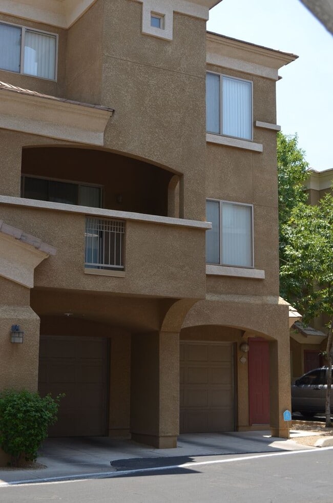 Building Photo - MOVE IN Special!!  Biltmore 2 bedroom!