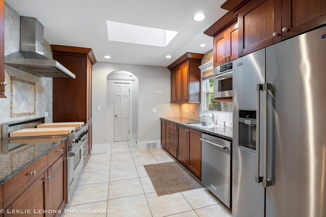 Building Photo - 541 Cypress Dr