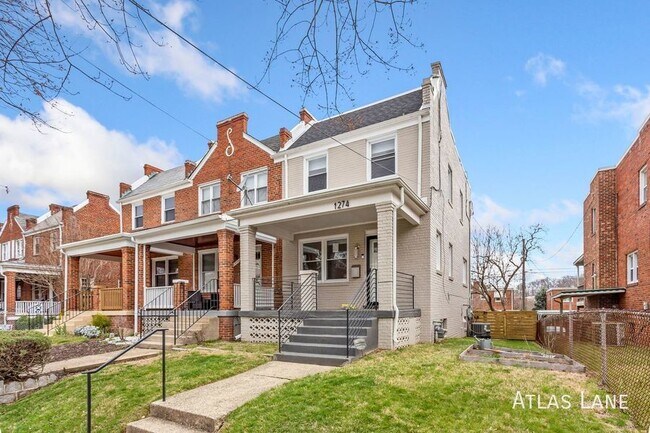 Building Photo - Professionally Managed  & Recently Renovat...