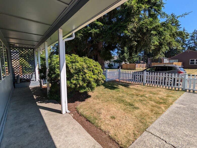 Building Photo - 821 S 117th St