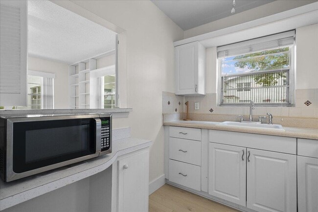 Building Photo - 142 Kent St