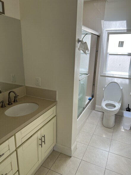 Master bathroom - 2328 Le Conte Ave