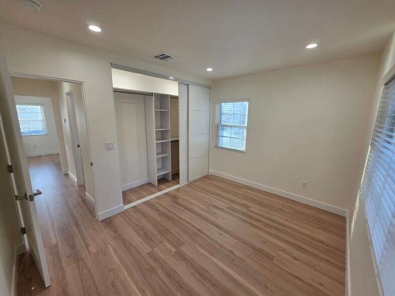 Building Photo - 2913 W Riverside Dr