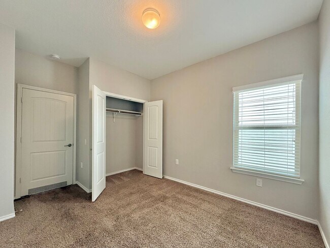 Building Photo - Northeast Crossing Neighborhood. Close to ...
