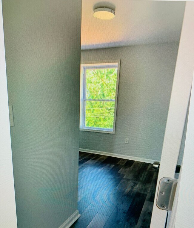 Building Photo - Renovated 3 Bedroom / 2 Bathroom located in Park heights Neighborhood