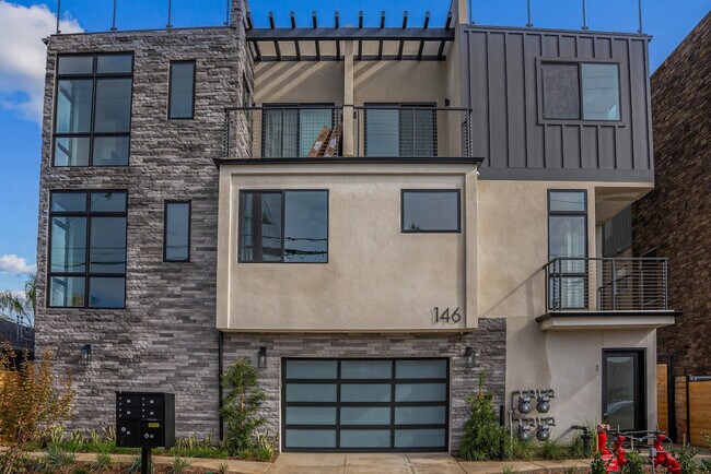 Building Photo - 148 S Myers St